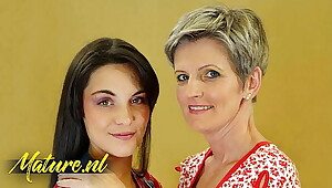 Reife Dame hat ein Sexdate mit einem heien lesbischen Babe